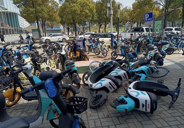 共享電動車亂停亂放現(xiàn)象主要問題在哪？